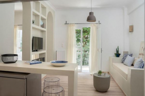 Romantic apartment with hot tub next to Acropolis